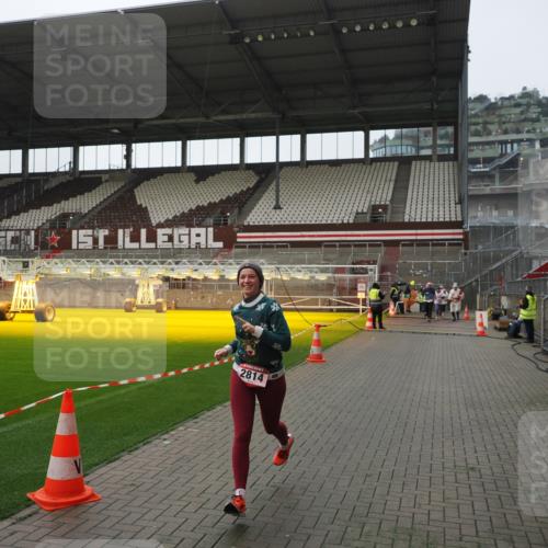 07.12.2025 - St. Pauli X-Mass-Run No. 15 Fabian Wolf http://msf.ph/oto/9418121 07.12.2025 11:23:59 Ziel 593, 2814, 3071 meine-sportfotos.de