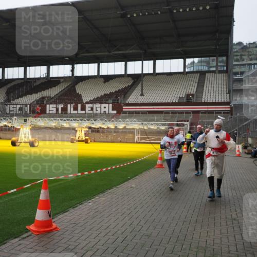 07.12.2025 - St. Pauli X-Mass-Run No. 15 Fabian Wolf http://msf.ph/oto/9418126 07.12.2025 11:24:07 Ziel 813, 2814, 3361, 4840, 4841 meine-sportfotos.de