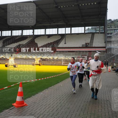 07.12.2025 - St. Pauli X-Mass-Run No. 15 Fabian Wolf http://msf.ph/oto/9418129 07.12.2025 11:24:08 Ziel 813, 2814, 3361, 4840, 4841 meine-sportfotos.de