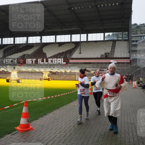 07.12.2025 - St. Pauli X-Mass-Run No. 15 Fabian Wolf http://msf.ph/oto/9418131 07.12.2025 11:24:08 Ziel 813, 2814, 3361, 4840, 4841 meine-sportfotos.de