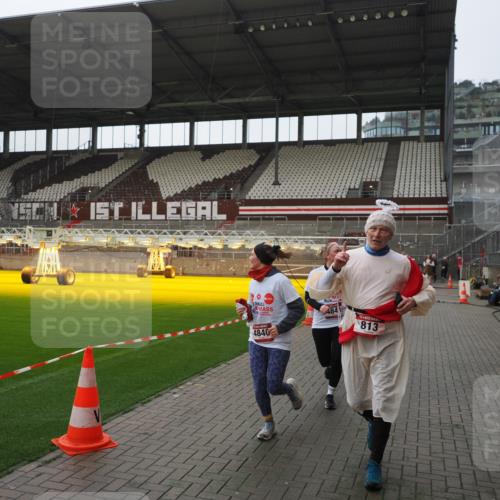 07.12.2025 - St. Pauli X-Mass-Run No. 15 Fabian Wolf http://msf.ph/oto/9418132 07.12.2025 11:24:08 Ziel 813, 2814, 3361, 4840, 4841 meine-sportfotos.de