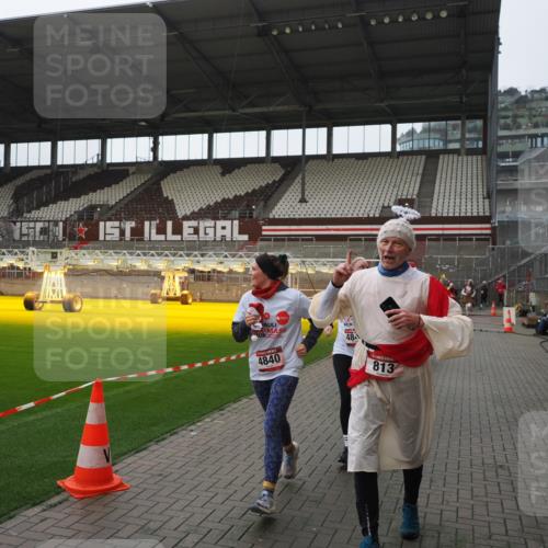 07.12.2025 - St. Pauli X-Mass-Run No. 15 Fabian Wolf http://msf.ph/oto/9418133 07.12.2025 11:24:08 Ziel 813, 2814, 3361, 4840, 4841 meine-sportfotos.de