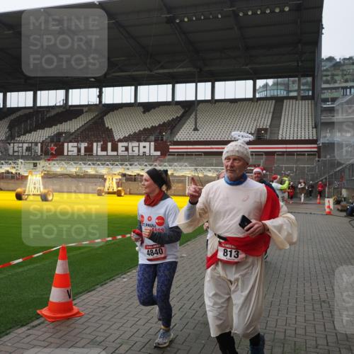 07.12.2025 - St. Pauli X-Mass-Run No. 15 Fabian Wolf http://msf.ph/oto/9418134 07.12.2025 11:24:09 Ziel 813, 2814, 3361, 4840, 4841 meine-sportfotos.de