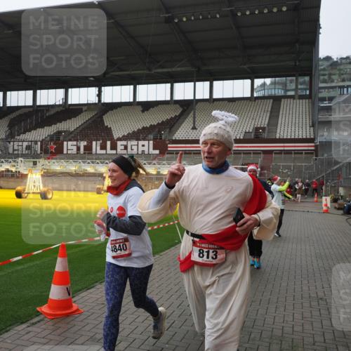07.12.2025 - St. Pauli X-Mass-Run No. 15 Fabian Wolf http://msf.ph/oto/9418135 07.12.2025 11:24:09 Ziel 813, 2814, 3361, 4840, 4841 meine-sportfotos.de