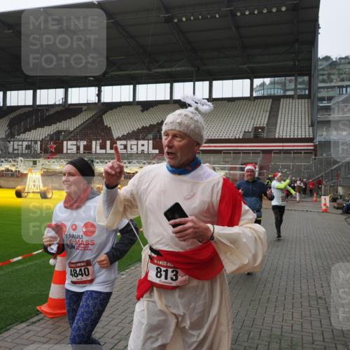 07.12.2025 - St. Pauli X-Mass-Run No. 15 Fabian Wolf http://msf.ph/oto/9418136 07.12.2025 11:24:09 Ziel 813, 2814, 3361, 4840, 4841 meine-sportfotos.de
