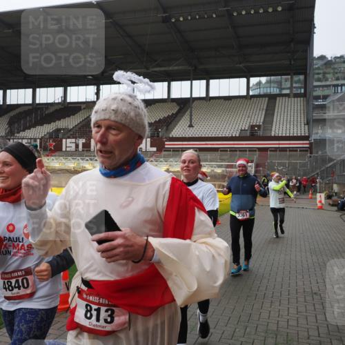 07.12.2025 - St. Pauli X-Mass-Run No. 15 Fabian Wolf http://msf.ph/oto/9418137 07.12.2025 11:24:09 Ziel 813, 2814, 3361, 4840, 4841 meine-sportfotos.de