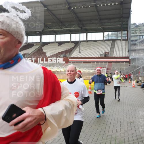 07.12.2025 - St. Pauli X-Mass-Run No. 15 Fabian Wolf http://msf.ph/oto/9418138 07.12.2025 11:24:09 Ziel 813, 2814, 3361, 4840, 4841 meine-sportfotos.de