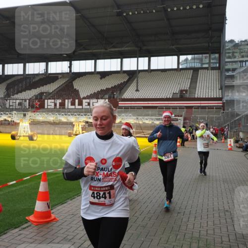 07.12.2025 - St. Pauli X-Mass-Run No. 15 Fabian Wolf http://msf.ph/oto/9418139 07.12.2025 11:24:10 Ziel 813, 2386, 2388, 2814, 3361, 4840, 4841 meine-sportfotos.de