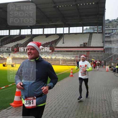 07.12.2025 - St. Pauli X-Mass-Run No. 15 Fabian Wolf http://msf.ph/oto/9418147 07.12.2025 11:24:11 Ziel 813, 2386, 2388, 2814, 3361, 4840, 4841 meine-sportfotos.de
