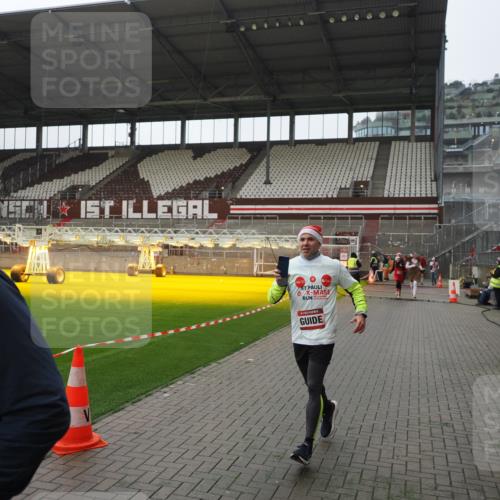 07.12.2025 - St. Pauli X-Mass-Run No. 15 Fabian Wolf http://msf.ph/oto/9418149 07.12.2025 11:24:12 Ziel 813, 2386, 2388, 2814, 3361, 4840, 4841 meine-sportfotos.de