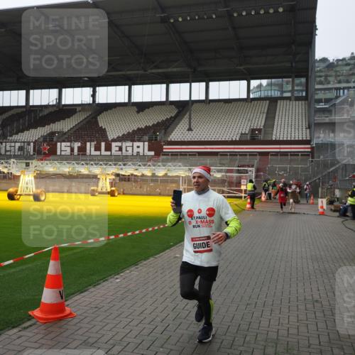 07.12.2025 - St. Pauli X-Mass-Run No. 15 Fabian Wolf http://msf.ph/oto/9418150 07.12.2025 11:24:12 Ziel 813, 2386, 2388, 2814, 3361, 4840, 4841 meine-sportfotos.de