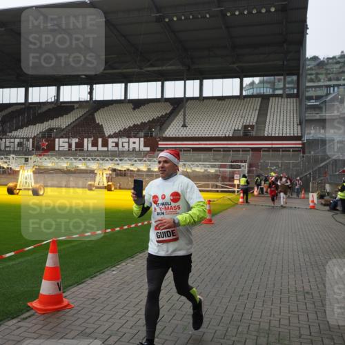 07.12.2025 - St. Pauli X-Mass-Run No. 15 Fabian Wolf http://msf.ph/oto/9418151 07.12.2025 11:24:12 Ziel 813, 2386, 2388, 2814, 3361, 4840, 4841 meine-sportfotos.de