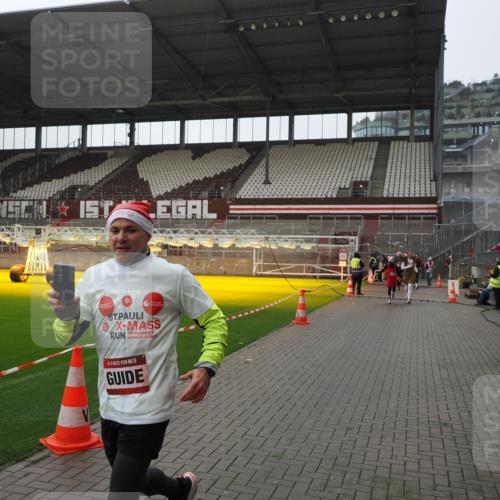 07.12.2025 - St. Pauli X-Mass-Run No. 15 Fabian Wolf http://msf.ph/oto/9418153 07.12.2025 11:24:12 Ziel 813, 2386, 2388, 2814, 3361, 4840, 4841 meine-sportfotos.de
