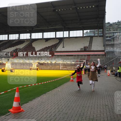 07.12.2025 - St. Pauli X-Mass-Run No. 15 Fabian Wolf http://msf.ph/oto/9418158 07.12.2025 11:24:16 Ziel 672, 813, 2386, 2388, 2605, 2606, 2875, 2881, 3361, 4840, 4841 meine-sportfotos.de