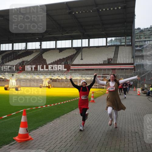 07.12.2025 - St. Pauli X-Mass-Run No. 15 Fabian Wolf http://msf.ph/oto/9418162 07.12.2025 11:24:17 Ziel 672, 813, 2386, 2388, 2605, 2606, 2875, 2881, 3361, 4840, 4841 meine-sportfotos.de