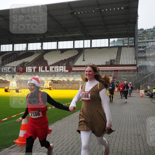 07.12.2025 - St. Pauli X-Mass-Run No. 15 Fabian Wolf http://msf.ph/oto/9418166 07.12.2025 11:24:18 Ziel 672, 813, 1773, 2386, 2388, 2605, 2606, 2875, 2881, 3361, 4840, 4841 meine-sportfotos.de