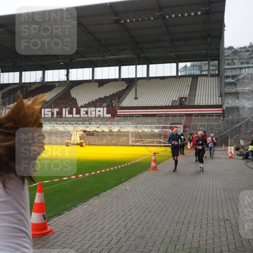 07.12.2025 - St. Pauli X-Mass-Run No. 15 Fabian Wolf http://msf.ph/oto/9418169 07.12.2025 11:24:18 Ziel 672, 813, 1773, 2386, 2388, 2605, 2606, 2875, 2881, 3361, 4840, 4841 meine-sportfotos.de