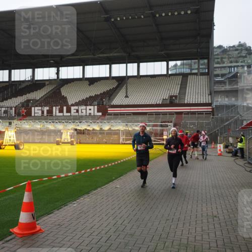 07.12.2025 - St. Pauli X-Mass-Run No. 15 Fabian Wolf http://msf.ph/oto/9418174 07.12.2025 11:24:20 Ziel 672, 813, 1773, 2386, 2388, 2399, 2402, 2605, 2606, 2875, 2881, 3361, 4840, 4841 meine-sportfotos.de