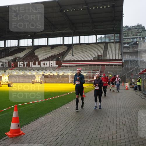 07.12.2025 - St. Pauli X-Mass-Run No. 15 Fabian Wolf http://msf.ph/oto/9418175 07.12.2025 11:24:20 Ziel 672, 813, 1773, 2386, 2388, 2399, 2402, 2605, 2606, 2875, 2881, 3361, 4840, 4841 meine-sportfotos.de