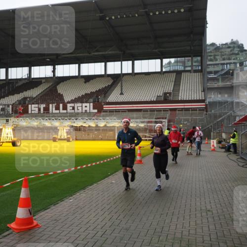 07.12.2025 - St. Pauli X-Mass-Run No. 15 Fabian Wolf http://msf.ph/oto/9418176 07.12.2025 11:24:20 Ziel 672, 813, 1773, 2386, 2388, 2399, 2402, 2605, 2606, 2875, 2881, 3361, 4840, 4841 meine-sportfotos.de