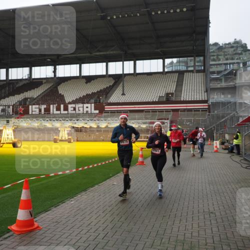 07.12.2025 - St. Pauli X-Mass-Run No. 15 Fabian Wolf http://msf.ph/oto/9418177 07.12.2025 11:24:21 Ziel 672, 1773, 2386, 2388, 2399, 2400, 2402, 2605, 2606, 2875, 2881, 4840, 4841 meine-sportfotos.de