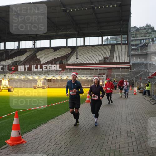 07.12.2025 - St. Pauli X-Mass-Run No. 15 Fabian Wolf http://msf.ph/oto/9418178 07.12.2025 11:24:21 Ziel 672, 1773, 2386, 2388, 2399, 2400, 2402, 2605, 2606, 2875, 2881, 4840, 4841 meine-sportfotos.de