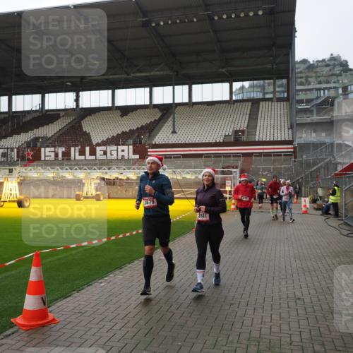 07.12.2025 - St. Pauli X-Mass-Run No. 15 Fabian Wolf http://msf.ph/oto/9418179 07.12.2025 11:24:21 Ziel 672, 1773, 2386, 2388, 2399, 2400, 2402, 2605, 2606, 2875, 2881, 4840, 4841 meine-sportfotos.de