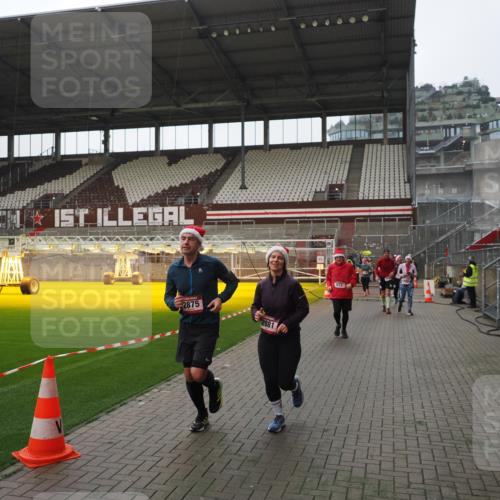 07.12.2025 - St. Pauli X-Mass-Run No. 15 Fabian Wolf http://msf.ph/oto/9418180 07.12.2025 11:24:21 Ziel 672, 1773, 2386, 2388, 2399, 2400, 2402, 2605, 2606, 2875, 2881, 4840, 4841 meine-sportfotos.de
