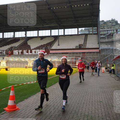 07.12.2025 - St. Pauli X-Mass-Run No. 15 Fabian Wolf http://msf.ph/oto/9418181 07.12.2025 11:24:21 Ziel 672, 1773, 2386, 2388, 2399, 2400, 2402, 2605, 2606, 2875, 2881, 4840, 4841 meine-sportfotos.de