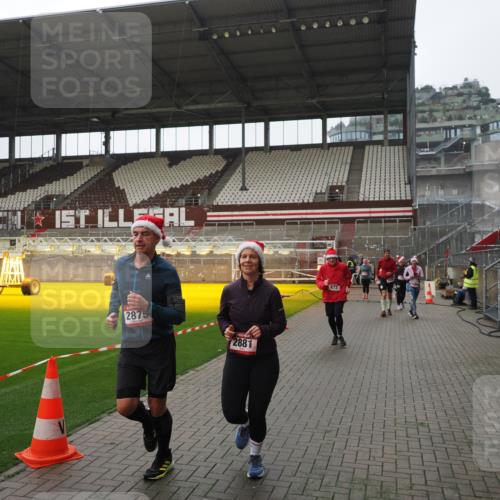 07.12.2025 - St. Pauli X-Mass-Run No. 15 Fabian Wolf http://msf.ph/oto/9418182 07.12.2025 11:24:22 Ziel 672, 1773, 2386, 2388, 2399, 2400, 2402, 2605, 2606, 2875, 2881 meine-sportfotos.de