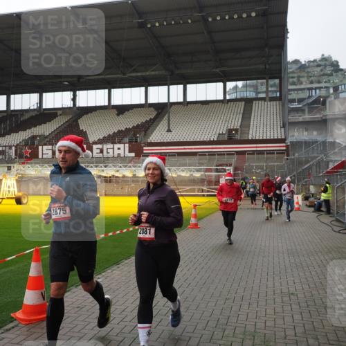 07.12.2025 - St. Pauli X-Mass-Run No. 15 Fabian Wolf http://msf.ph/oto/9418183 07.12.2025 11:24:22 Ziel 672, 1773, 2386, 2388, 2399, 2400, 2402, 2605, 2606, 2875, 2881 meine-sportfotos.de