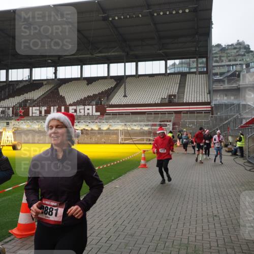 07.12.2025 - St. Pauli X-Mass-Run No. 15 Fabian Wolf http://msf.ph/oto/9418184 07.12.2025 11:24:22 Ziel 672, 1773, 2386, 2388, 2399, 2400, 2402, 2605, 2606, 2875, 2881 meine-sportfotos.de