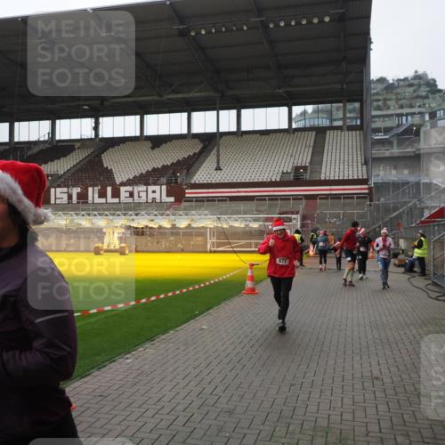 07.12.2025 - St. Pauli X-Mass-Run No. 15 Fabian Wolf http://msf.ph/oto/9418185 07.12.2025 11:24:23 Ziel 672, 1773, 2386, 2388, 2399, 2400, 2402, 2605, 2606, 2875, 2881 meine-sportfotos.de