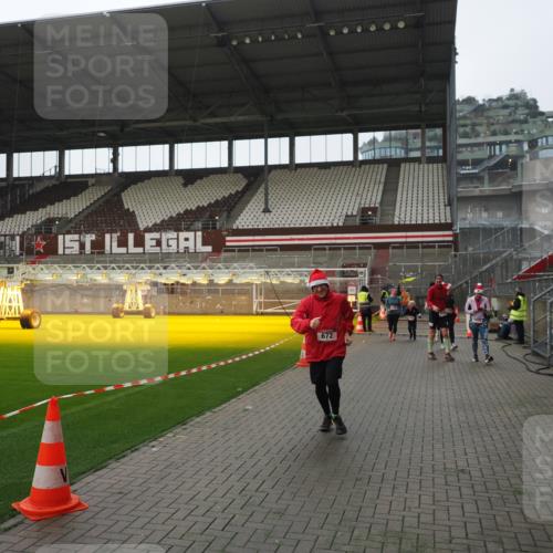 07.12.2025 - St. Pauli X-Mass-Run No. 15 Fabian Wolf http://msf.ph/oto/9418186 07.12.2025 11:24:23 Ziel 672, 1773, 2386, 2388, 2399, 2400, 2402, 2605, 2606, 2875, 2881 meine-sportfotos.de