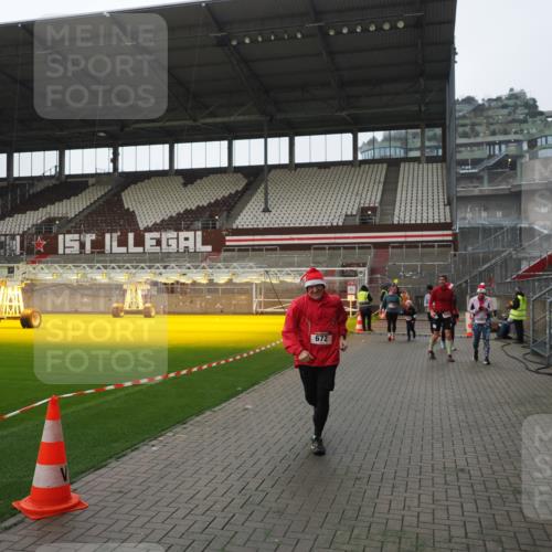 07.12.2025 - St. Pauli X-Mass-Run No. 15 Fabian Wolf http://msf.ph/oto/9418187 07.12.2025 11:24:23 Ziel 672, 1773, 2386, 2388, 2399, 2400, 2402, 2605, 2606, 2875, 2881 meine-sportfotos.de