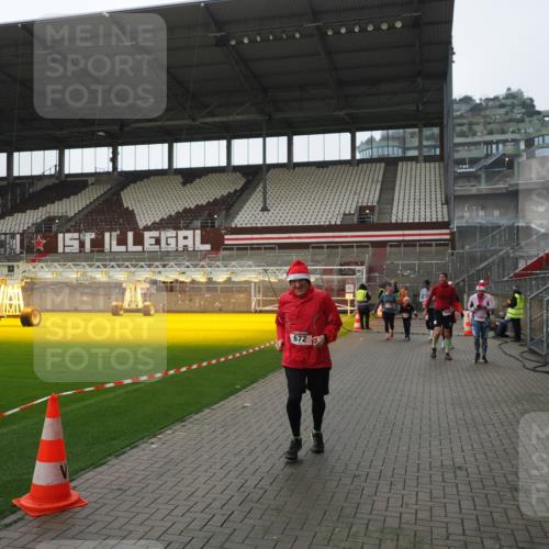 07.12.2025 - St. Pauli X-Mass-Run No. 15 Fabian Wolf http://msf.ph/oto/9418188 07.12.2025 11:24:24 Ziel 672, 1773, 2386, 2388, 2399, 2400, 2402, 2605, 2606, 2875, 2881 meine-sportfotos.de