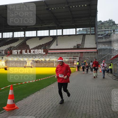 07.12.2025 - St. Pauli X-Mass-Run No. 15 Fabian Wolf http://msf.ph/oto/9418189 07.12.2025 11:24:24 Ziel 672, 1773, 2386, 2388, 2399, 2400, 2402, 2605, 2606, 2875, 2881 meine-sportfotos.de