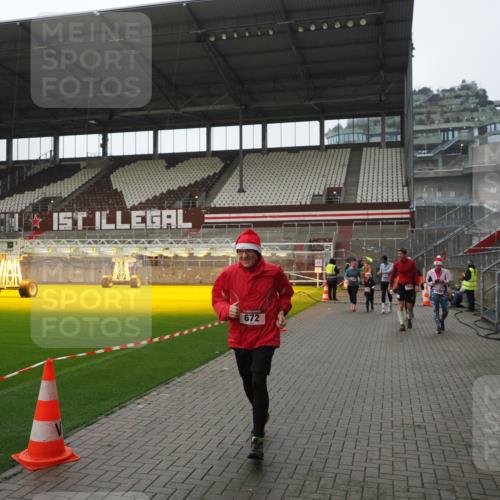 07.12.2025 - St. Pauli X-Mass-Run No. 15 Fabian Wolf http://msf.ph/oto/9418190 07.12.2025 11:24:24 Ziel 672, 1773, 2386, 2388, 2399, 2400, 2402, 2605, 2606, 2875, 2881 meine-sportfotos.de