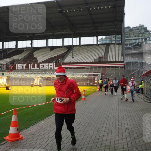 07.12.2025 - St. Pauli X-Mass-Run No. 15 Fabian Wolf http://msf.ph/oto/9418191 07.12.2025 11:24:24 Ziel 672, 1773, 2386, 2388, 2399, 2400, 2402, 2605, 2606, 2875, 2881 meine-sportfotos.de
