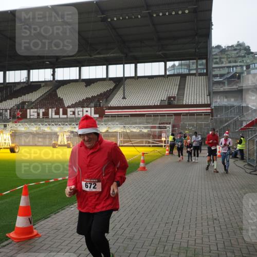 07.12.2025 - St. Pauli X-Mass-Run No. 15 Fabian Wolf http://msf.ph/oto/9418192 07.12.2025 11:24:25 Ziel 672, 1773, 2386, 2388, 2399, 2400, 2402, 2605, 2606, 2875, 2881, 3092 meine-sportfotos.de