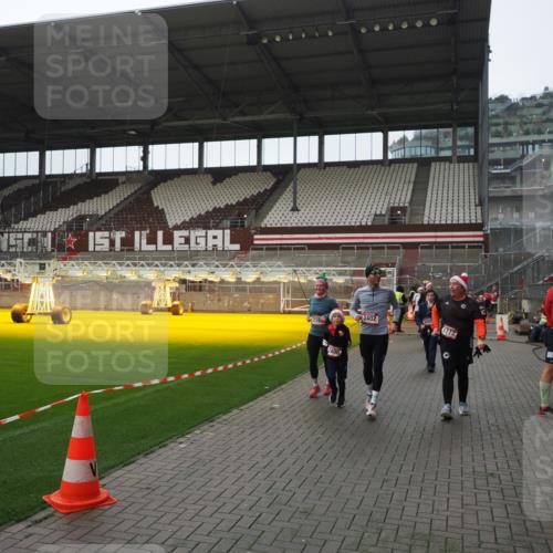 07.12.2025 - St. Pauli X-Mass-Run No. 15 Fabian Wolf http://msf.ph/oto/9418194 07.12.2025 11:24:32 Ziel 672, 1320, 1773, 2399, 2400, 2402, 2448, 2480, 2605, 2606, 2852, 2875, 2881, 3092, 3194 meine-sportfotos.de
