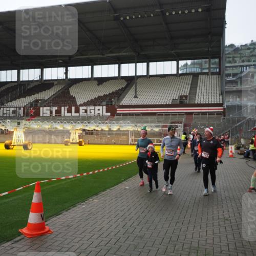 07.12.2025 - St. Pauli X-Mass-Run No. 15 Fabian Wolf http://msf.ph/oto/9418195 07.12.2025 11:24:32 Ziel 672, 1320, 1773, 2399, 2400, 2402, 2448, 2480, 2605, 2606, 2852, 2875, 2881, 3092, 3194 meine-sportfotos.de
