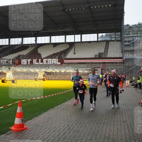07.12.2025 - St. Pauli X-Mass-Run No. 15 Fabian Wolf http://msf.ph/oto/9418196 07.12.2025 11:24:32 Ziel 672, 1320, 1773, 2399, 2400, 2402, 2448, 2480, 2605, 2606, 2852, 2875, 2881, 3092, 3194 meine-sportfotos.de