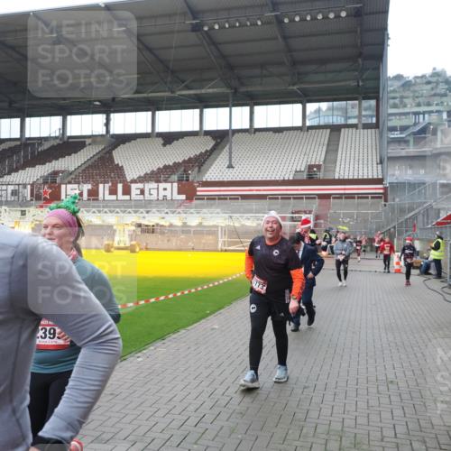 07.12.2025 - St. Pauli X-Mass-Run No. 15 Fabian Wolf http://msf.ph/oto/9418201 07.12.2025 11:24:35 Ziel 672, 1320, 1752, 1773, 2399, 2400, 2402, 2448, 2480, 2606, 2852, 3092, 3194 meine-sportfotos.de