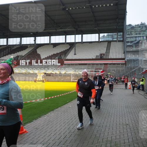07.12.2025 - St. Pauli X-Mass-Run No. 15 Fabian Wolf http://msf.ph/oto/9418202 07.12.2025 11:24:35 Ziel 672, 1320, 1752, 1773, 2399, 2400, 2402, 2448, 2480, 2606, 2852, 3092, 3194 meine-sportfotos.de