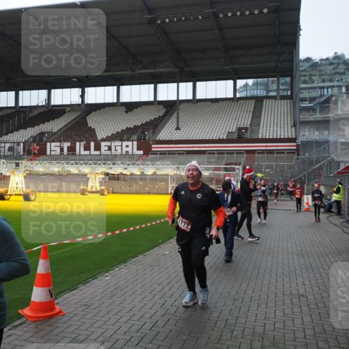 07.12.2025 - St. Pauli X-Mass-Run No. 15 Fabian Wolf http://msf.ph/oto/9418203 07.12.2025 11:24:36 Ziel 1320, 1346, 1752, 1773, 2399, 2400, 2402, 2448, 2480, 2852, 3092, 3194 meine-sportfotos.de