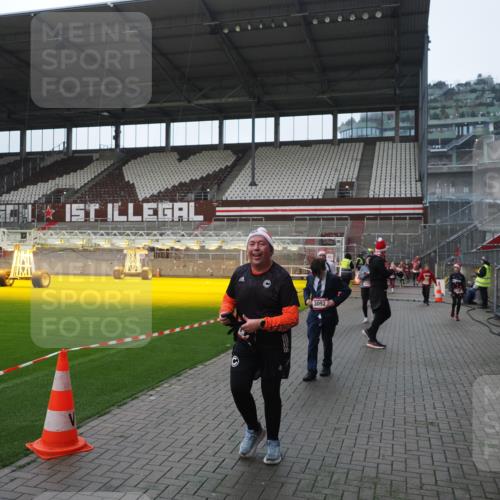 07.12.2025 - St. Pauli X-Mass-Run No. 15 Fabian Wolf http://msf.ph/oto/9418205 07.12.2025 11:24:36 Ziel 1320, 1346, 1752, 1773, 2399, 2400, 2402, 2448, 2480, 2852, 3092, 3194 meine-sportfotos.de