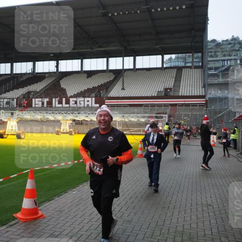 07.12.2025 - St. Pauli X-Mass-Run No. 15 Fabian Wolf http://msf.ph/oto/9418208 07.12.2025 11:24:37 Ziel 1320, 1346, 1752, 1773, 2399, 2400, 2402, 2448, 2480, 2852, 3092, 3194, 3195 meine-sportfotos.de