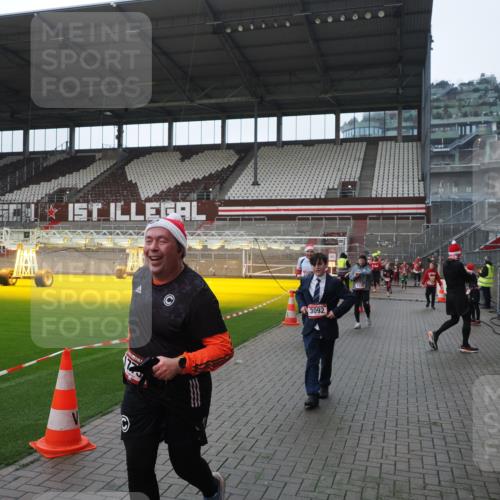 07.12.2025 - St. Pauli X-Mass-Run No. 15 Fabian Wolf http://msf.ph/oto/9418210 07.12.2025 11:24:37 Ziel 1320, 1346, 1752, 1773, 2399, 2400, 2402, 2448, 2480, 2852, 3092, 3194, 3195 meine-sportfotos.de