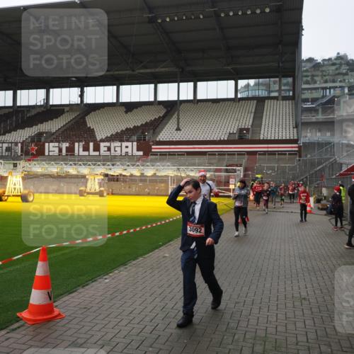07.12.2025 - St. Pauli X-Mass-Run No. 15 Fabian Wolf http://msf.ph/oto/9418211 07.12.2025 11:24:38 Ziel 1320, 1346, 1752, 1773, 2399, 2400, 2402, 2448, 2480, 2852, 2859, 2869, 3092, 3193, 3194, 3195 meine-sportfotos.de
